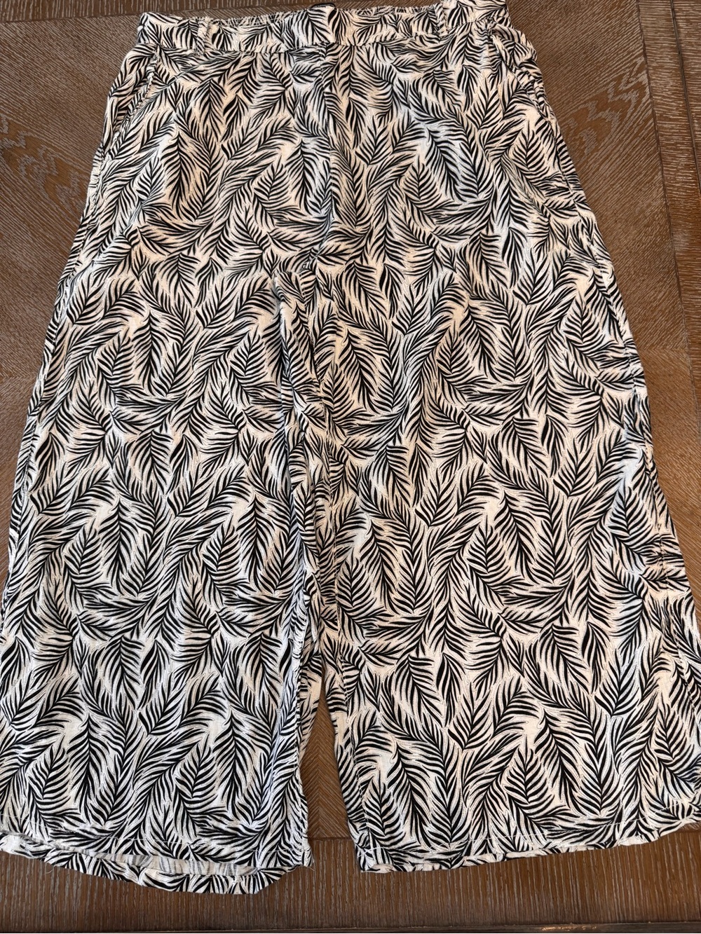 Tahari Beige/Black Floral Cropped Pants XL Elastic Waist 36” Inseam 23” Wide Leg - Picture 3 of 5